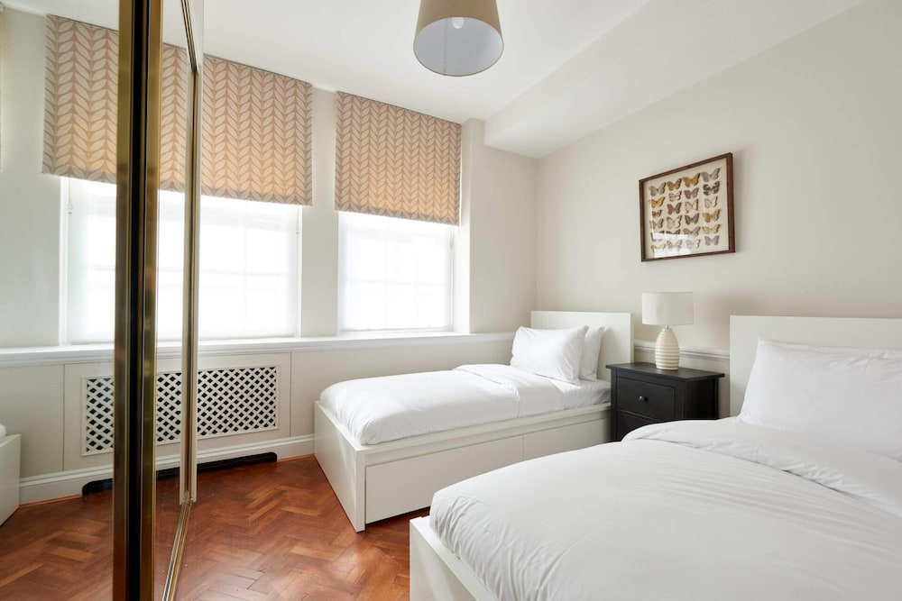 Sunny and Bright Flat, 2 Minutes From Hyde Park