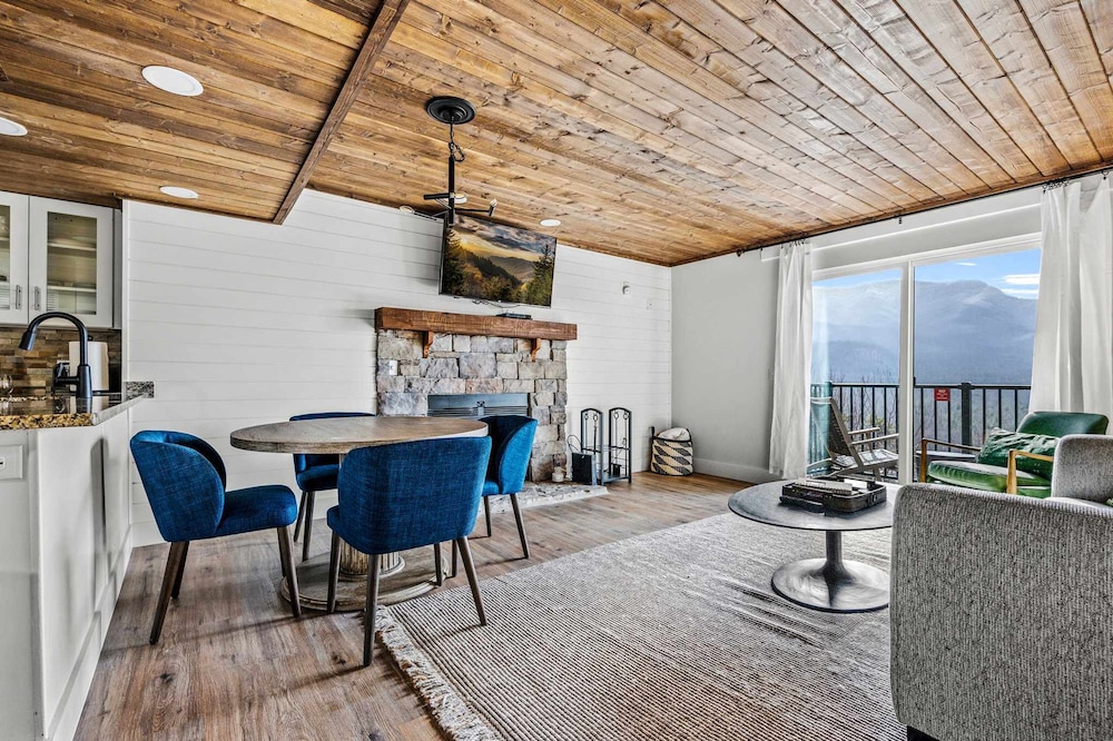 Luxe Condo - Mountain Views - Pool Hot Tub Sauna