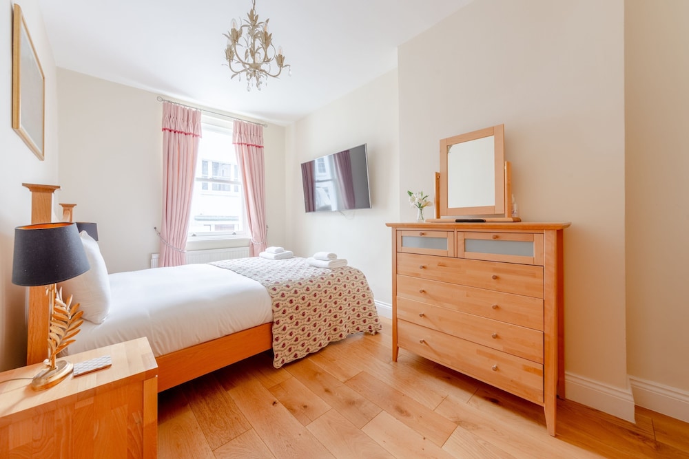 Spacious and Central 3 Bedroom House in Paddington