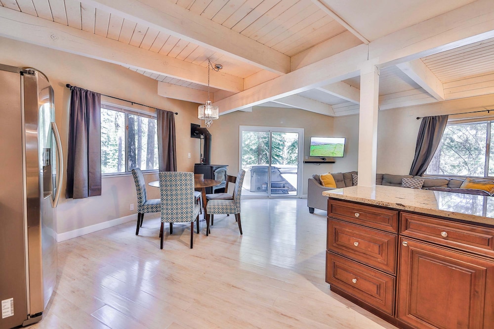 Iroquois Ridge Charming Home for 8 w/ Hot Tub Near Lake Tahoe & Skiing