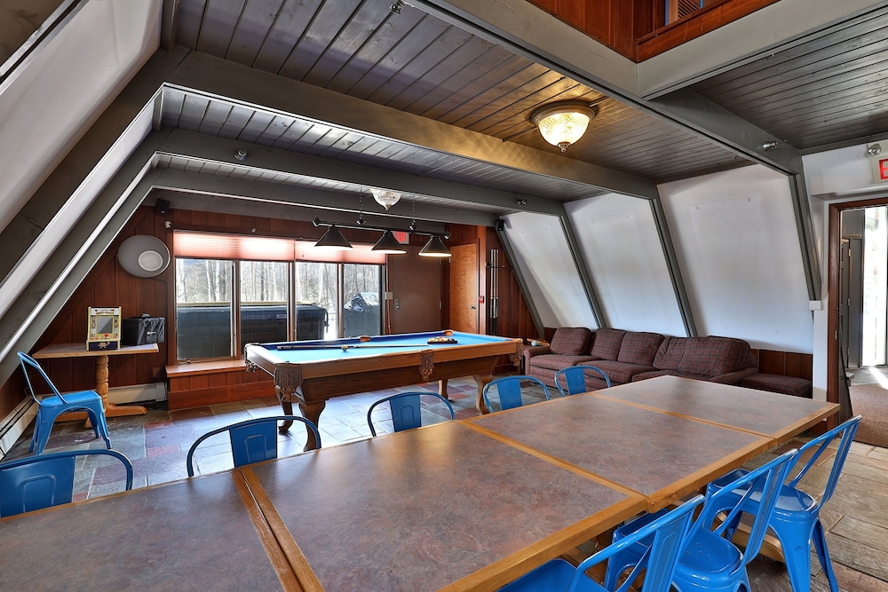 Rent An Inn! Takeover The Birch Ridge W/ Your Group. Mountain Lodge: 11 Rooms, Bar, Fireplace. 28ppl 11 Bedroom Home
