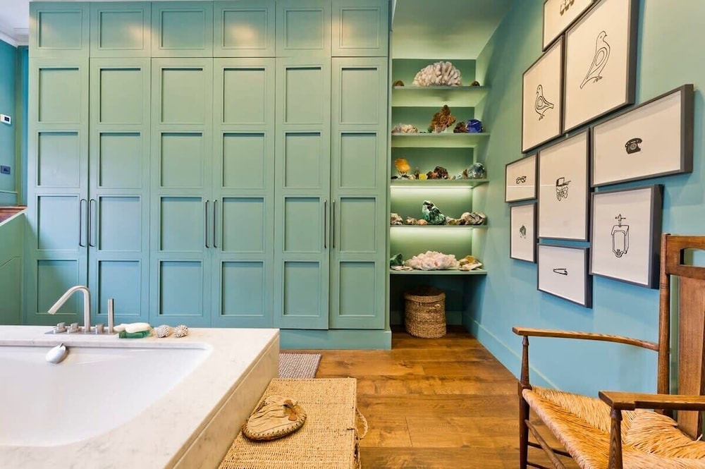Gorgeous & Grand 5 Bed House, Holland Park