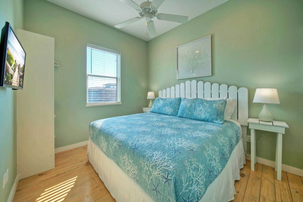 Sleeps 24, 2 Homes Pool, Backyard Tiki Bar, Fire Pit, Cornhole Walk to Beach
