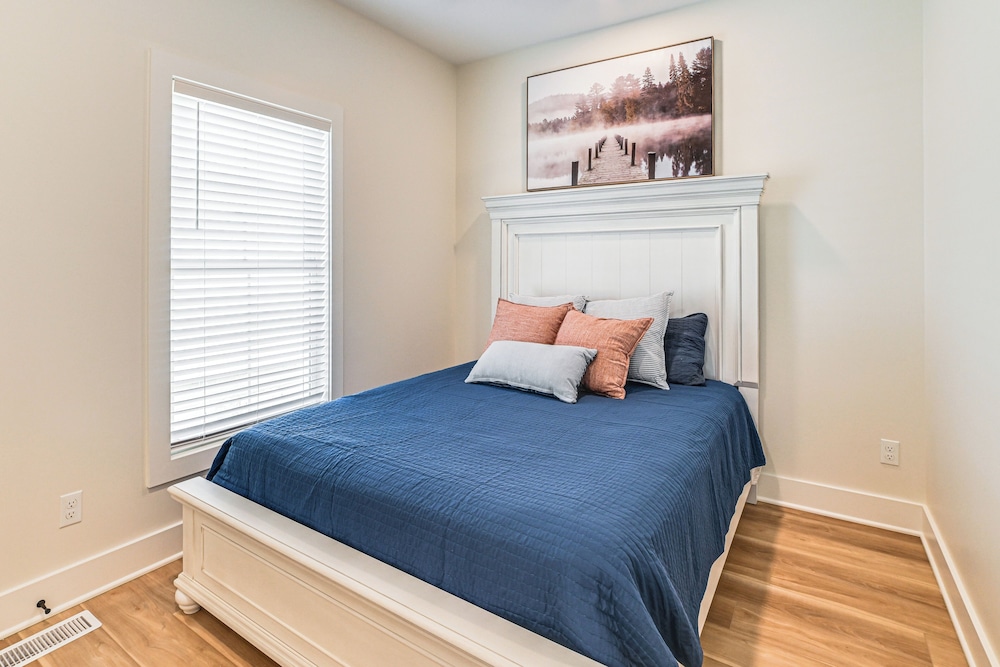 Lake View + Deck: Group Getaway in Grand Rivers!
