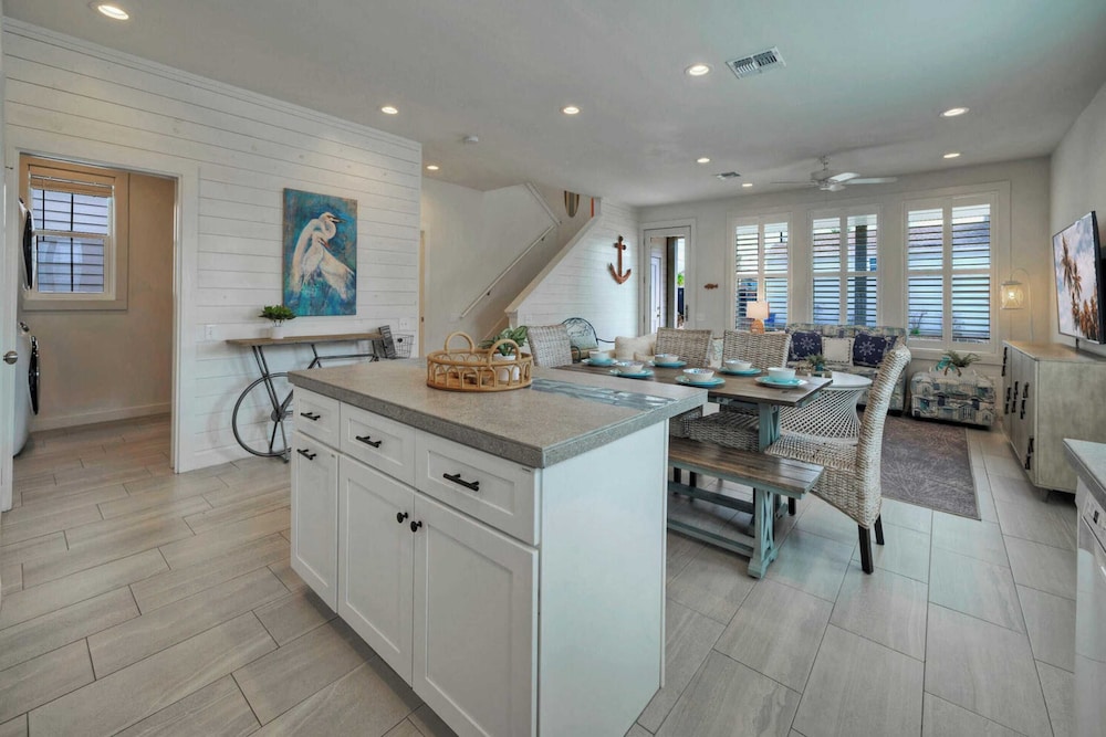 Sleeps 20 2 Homes in Mercer Village w/ Pool Heart of Old Town, Walkable