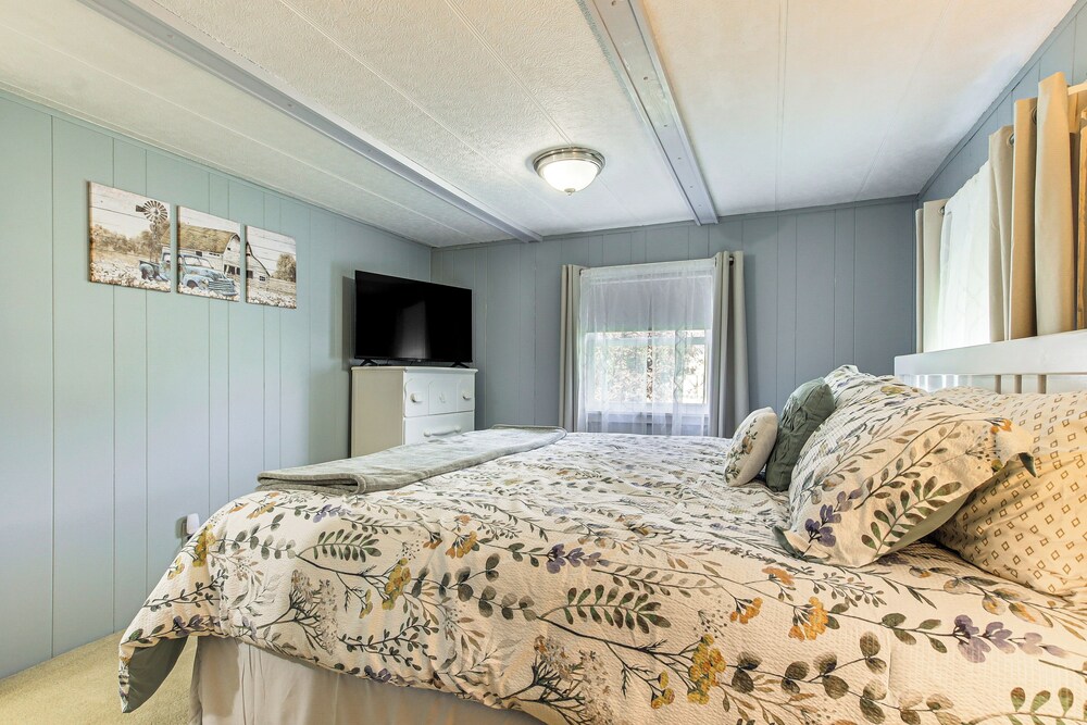 Lake Views & Fireside Bliss: Cecil Cottage w/ Yard