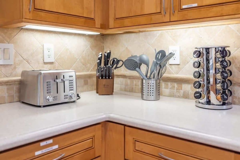 Marbella Lane - Charming 4BR Bungalo for Relaxing Retreat