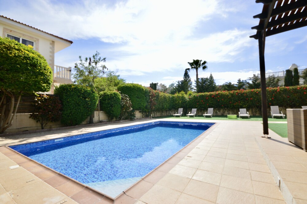 Villa Sleeps 8 With Private Pool