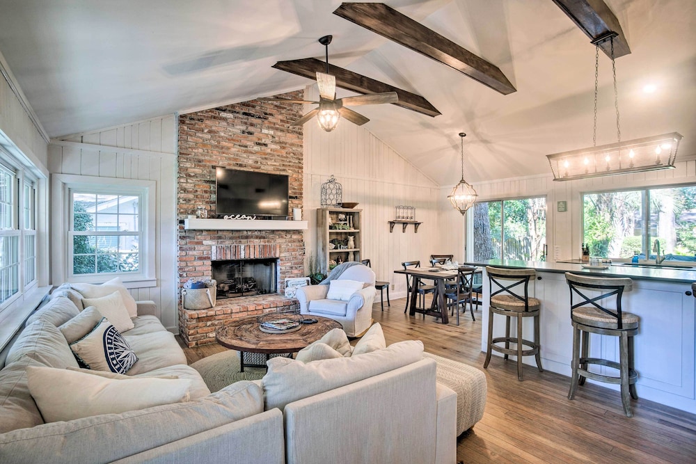 St Simons Island Vacations - Charming Simons Cottage w/ Porch: Half Mi to Beach - Property Image 1