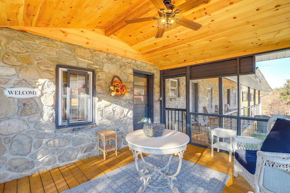 2 Blocks to AT: Mountain View Cabin Unit 2