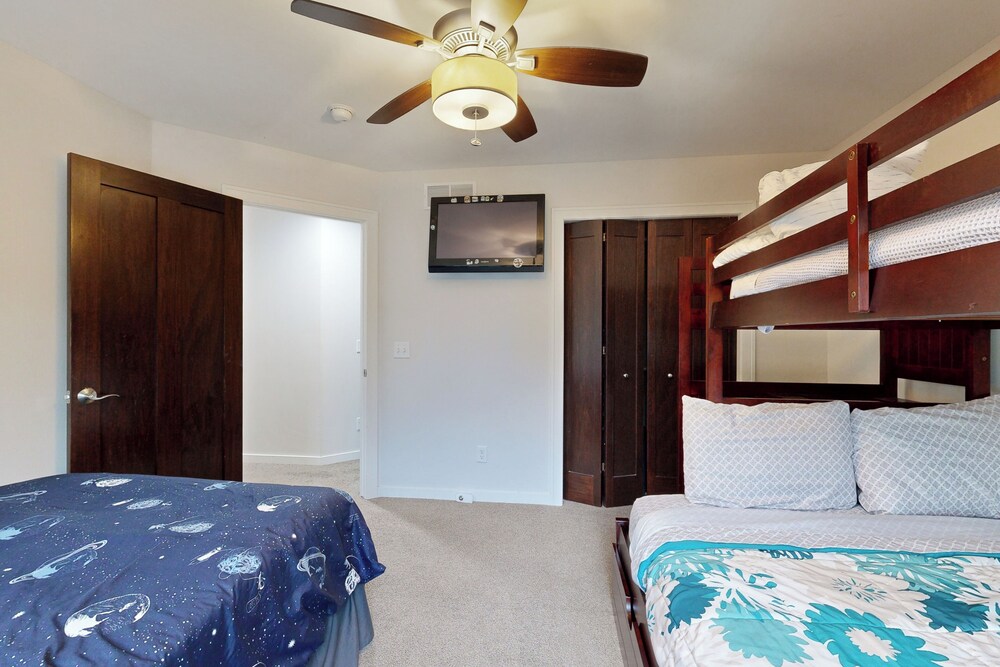 4 BR Tranquil Lakefront Retreat w/ Fire Pit