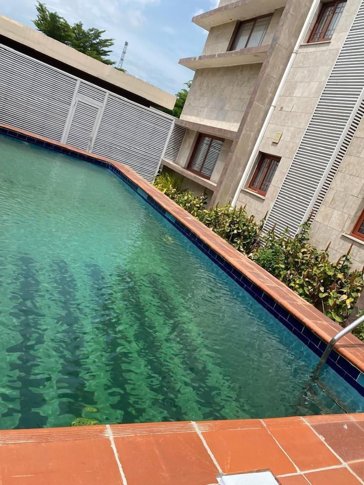 Sujimoto Residences - The AVEs
