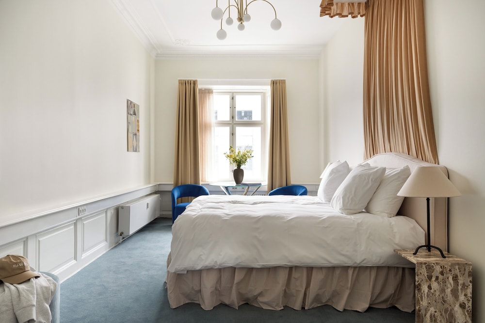 Royal Neighbors - 4 bedrooms - 2 bathrooms