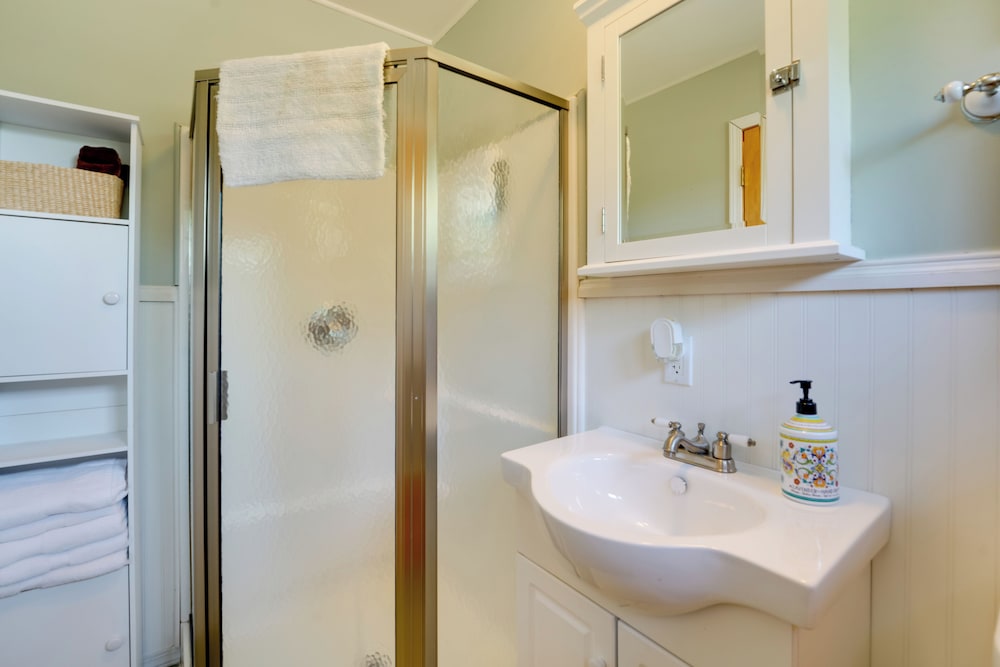 1 Mi to Public Beach: Port Austin Cabin w/ Hot Tub