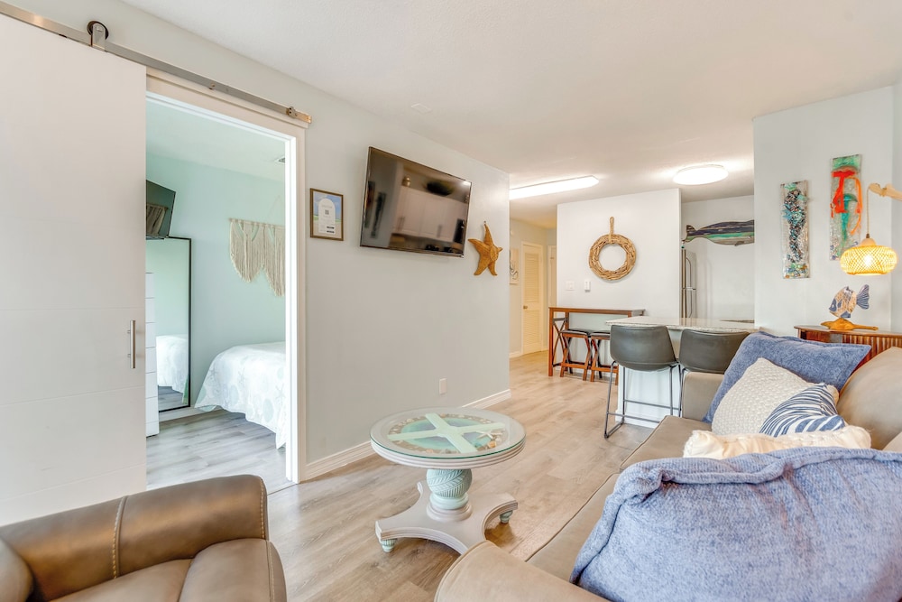Walk to Beach: Resort Retreat w/ Balcony in Destin