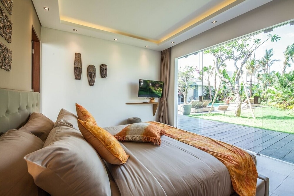 Splendid 6BR Villa, Just 400m to the Shoreline