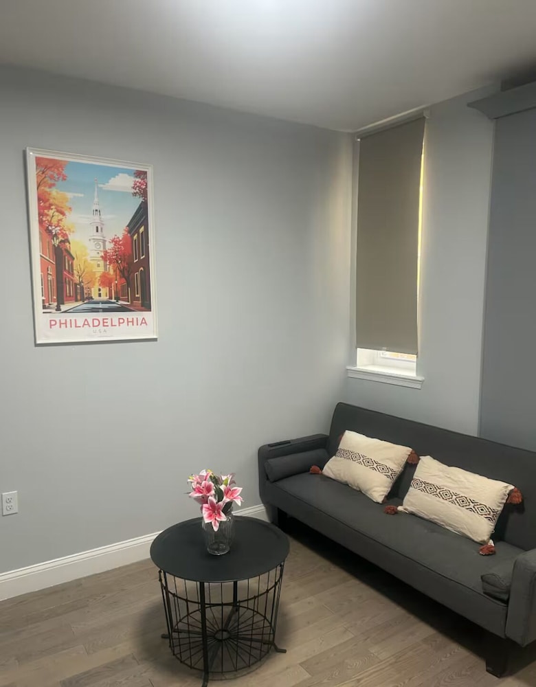 Cozy 2-3 Bedroom Apt in Center City