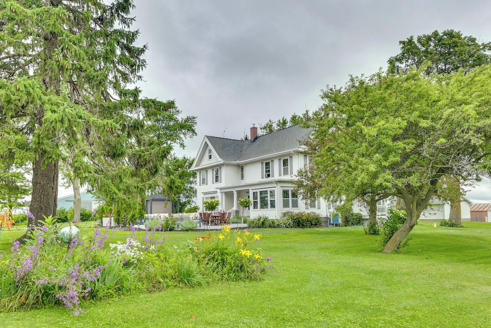 Group Getaway: Luxe Farmhouse in Mt Horeb!