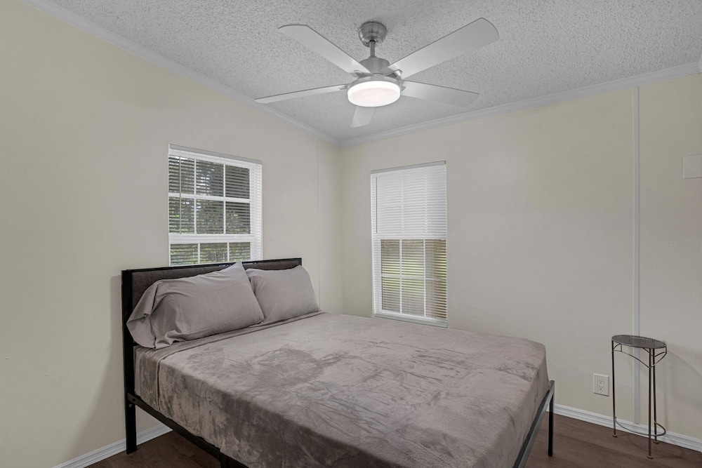 Relaxing 4br Hideaway In Groveland 4 Bedroom Cottage by RedAwning - Property Image 26