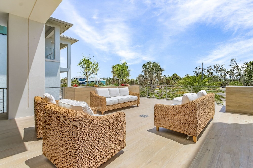 793 Shoreline Estate: 6bd/6br, Luxurious Pool Home On The Water! 6 Bedroom Home