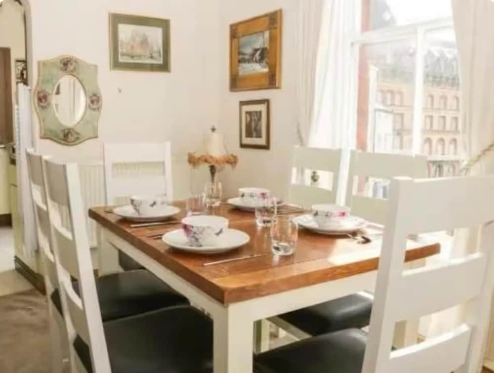 4-beds, Sleeps 8, Sea View & Pet Friendly