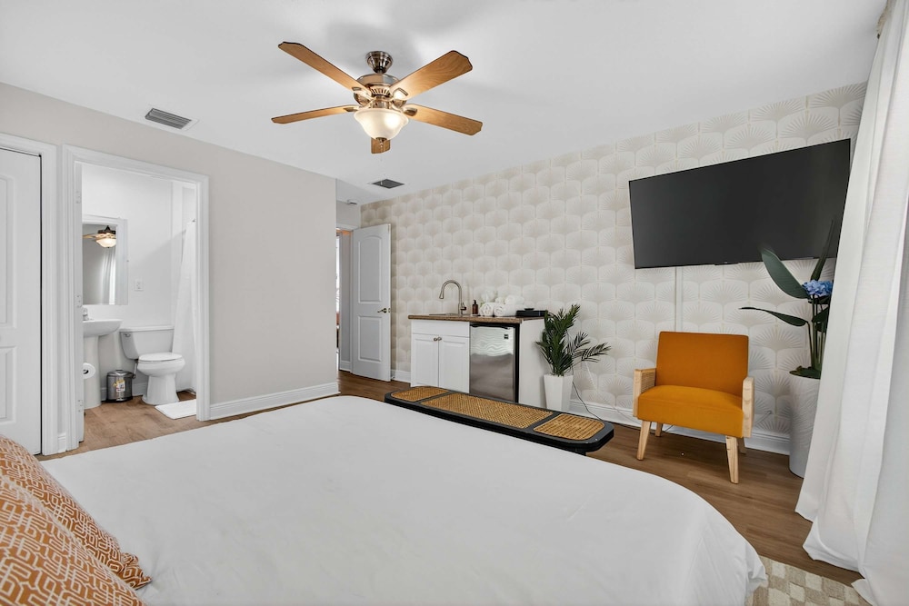 Luxury Meets Paradise Family-friendly 4BR w Pool