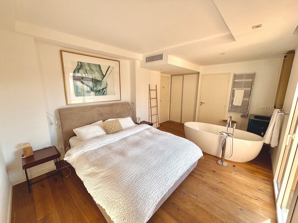 3 Bed Penthouse With Terrace Close to Beach- 2200