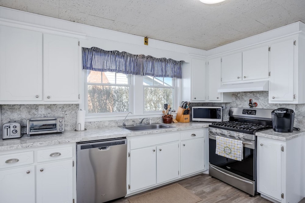 Beachfront Retreat - 5BR Home With Stunning Views