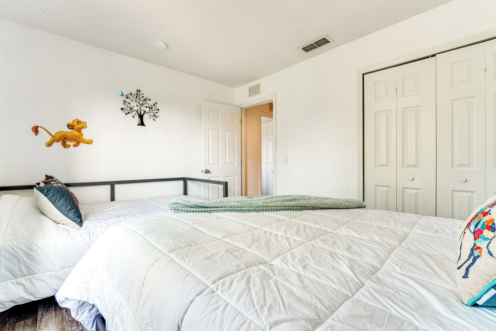 Resort Pool & Arcade: Family Townhome in Davenport