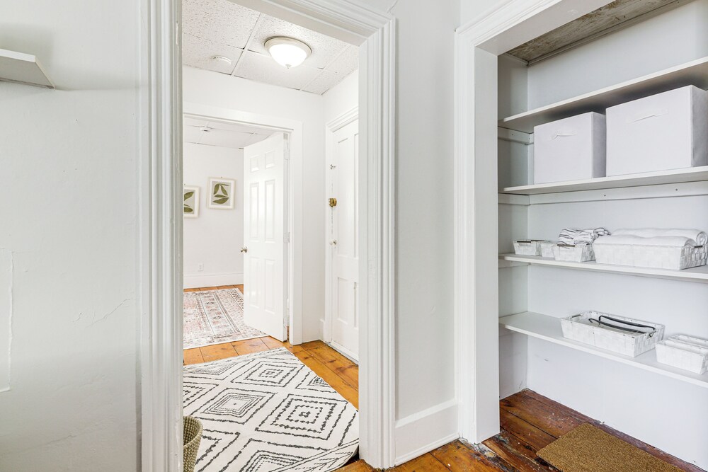 Explore Dtwn, Parks & Colleges: Cozy Worcester Apt
