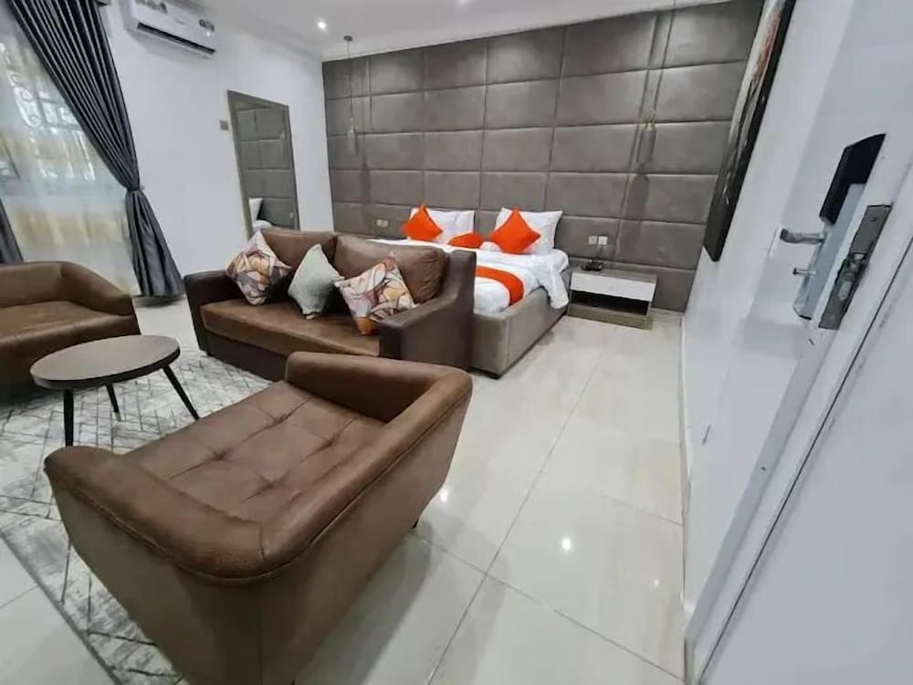 R-oak Hotel and Apartment