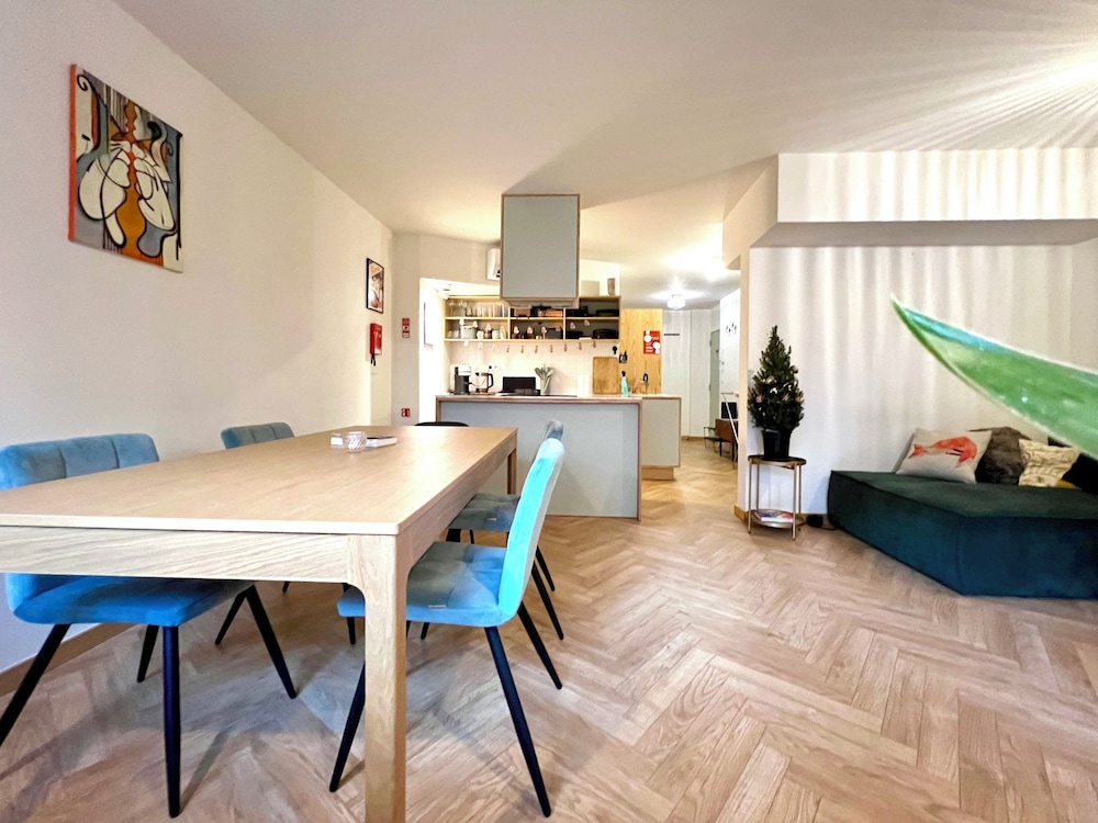 Alegr0 · 60s Chic Central Apartment w/ Garden