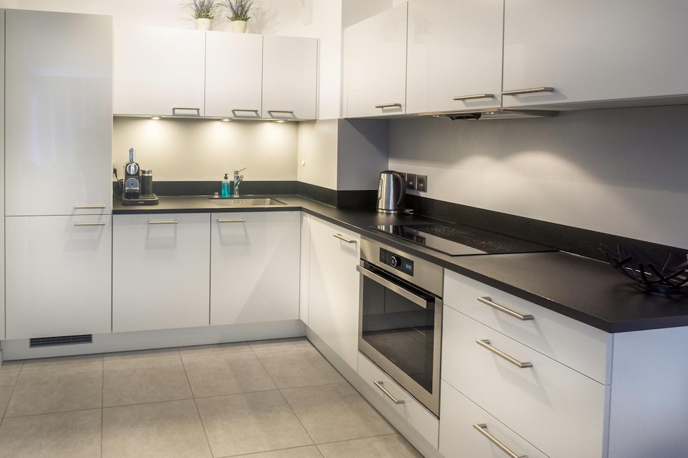 Modern 1 Bed Apartment in Prestigous Area of Cannes a Short Walk to the Croisette and the Palais - 1903
