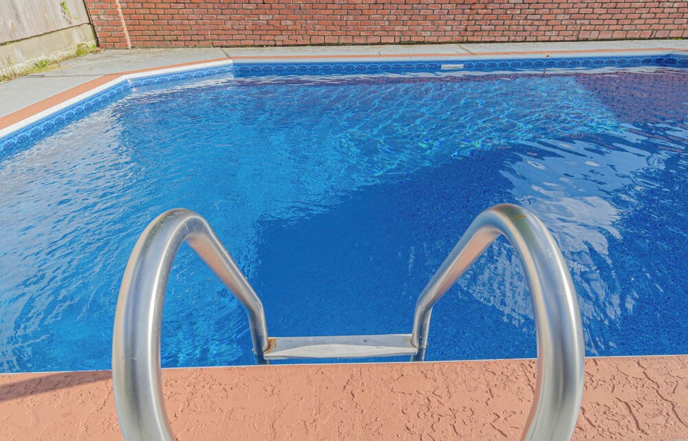Relaxing 3BR Getaway with Pool and games