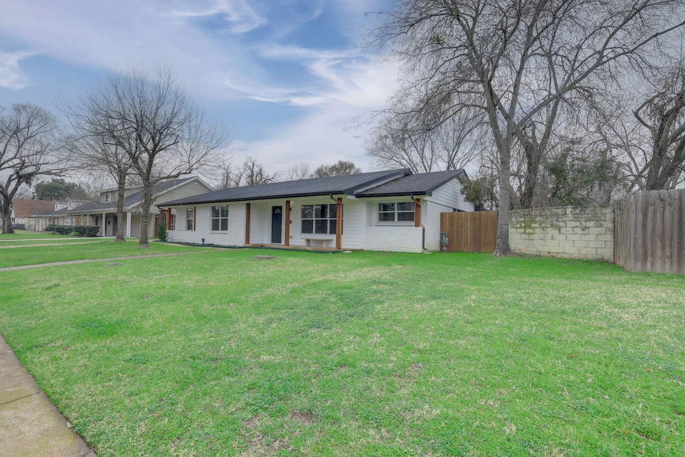 14 Mi to Dallas: Irving Escape w/ Patio & Fire Pit