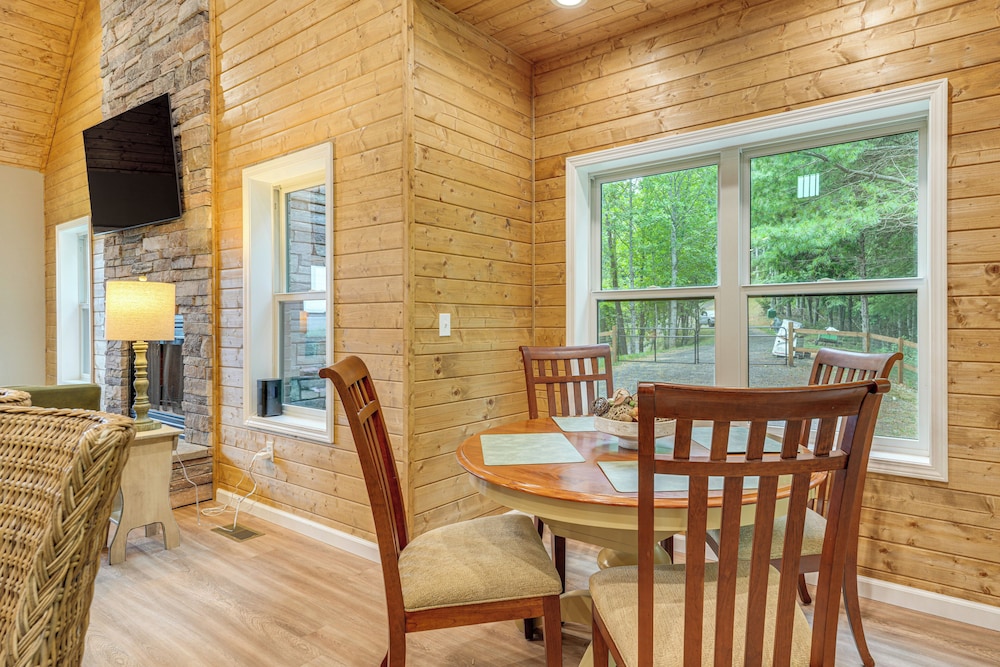 Long-range Views: Blue Ridge Mtn Cabin w/ 3 Decks