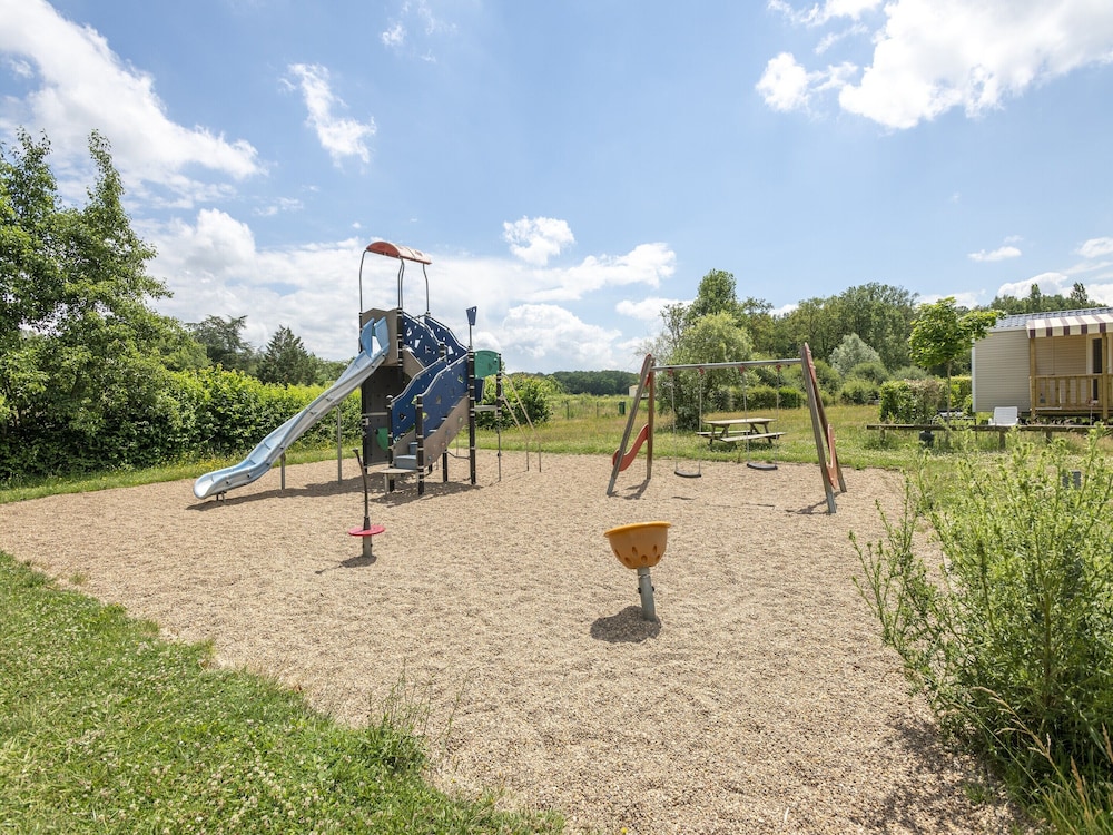 Mobile Home in Veuzain-sur-loire With Garden