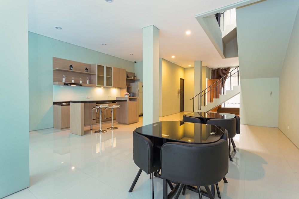 RedDoorz near Lippo Village