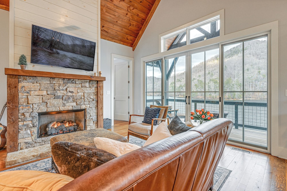 Direct Lake Access & Fire Pit: Tuckasegee Cottage!