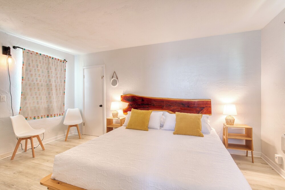 Pineapple Shores Retro Inn