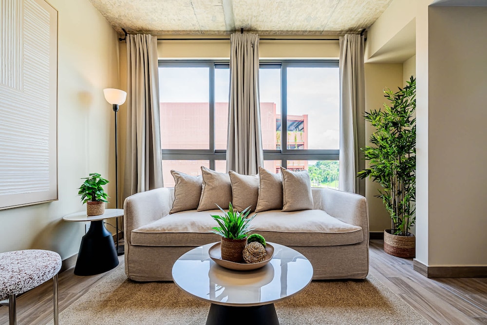 w Splendid 1BR in the Heart of Centriqo