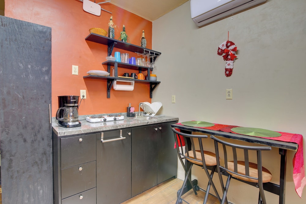 2 Mi to Shopping & Dining: Santa Rosa Studio