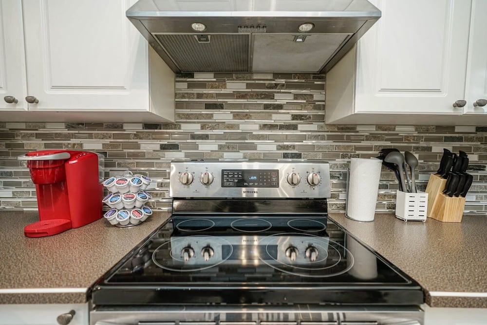 Cozy Condo w Parking Wifi Coffee - 5min2stampede-4
