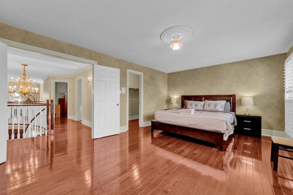 Mississauga Retreat Your Spacious 5-bedroom Home