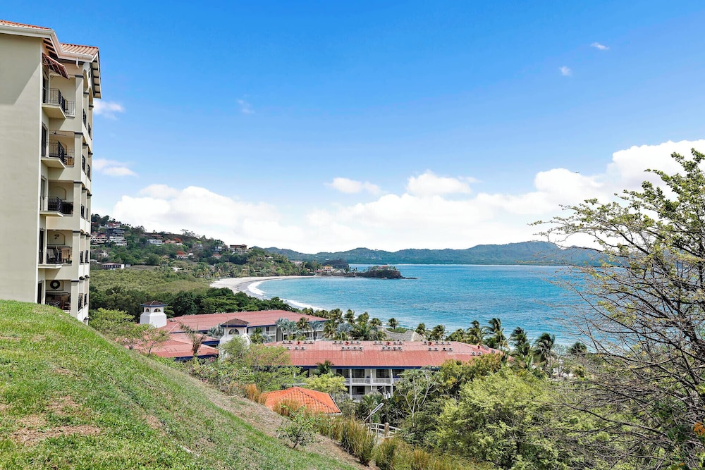 Stylish Flamingo Condo with Ocean Views, Renovated Kitchen & Walkable Beach Access