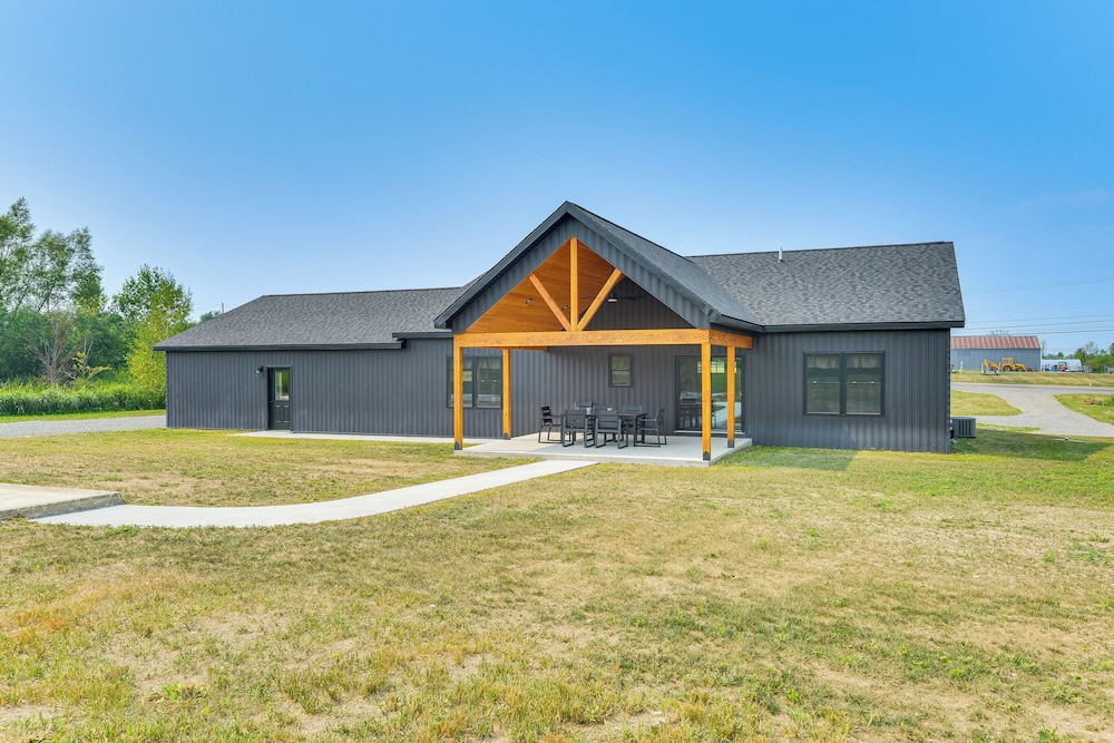 3 Mi to St Lawrence River: Spacious Ranch Home