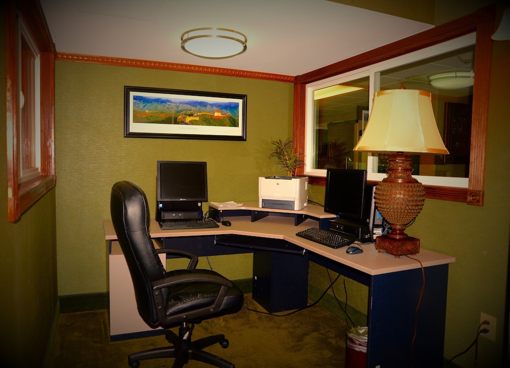 Gillette Vacations - Howard Johnson by Wyndham Gillette - Property Image 5