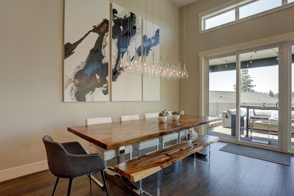 Ruby Peak *30 Day Minimum 4 Bedroom Home by RedAwning