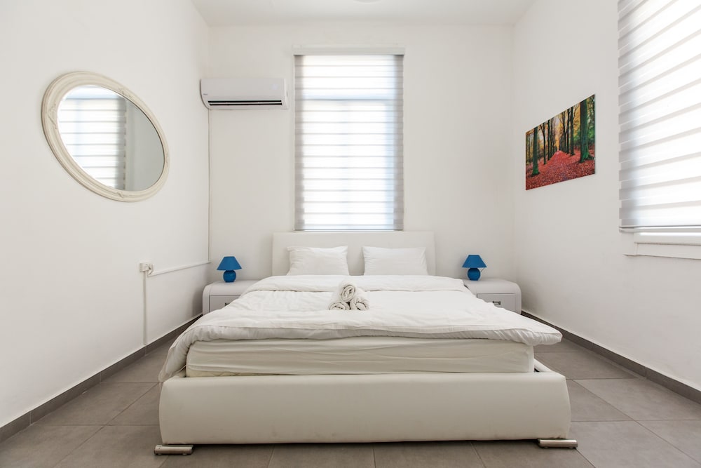 The Sea Apartments Tel Aviv by different locations