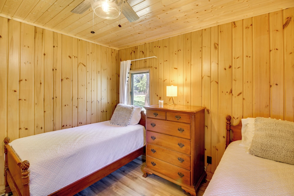 Hackensack Waterfront Retreat on Tenmile Lake